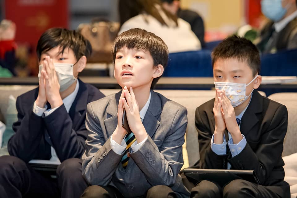 praying child